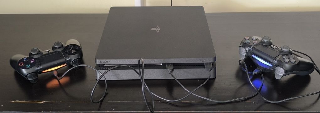 PlayStation 4 Slim 1 TB + 2 Comandos + 1 Jogo + Cabos