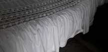 Colcha de cama de casal, em renda e tecido.