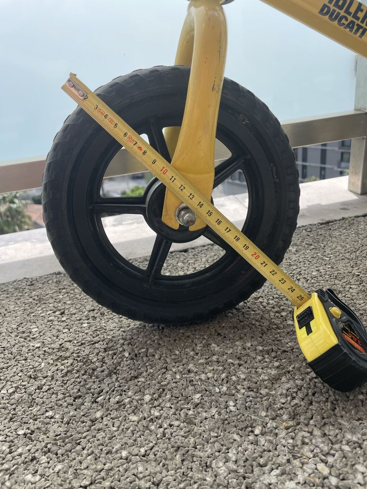 Bicicleta de equilibrio - criança