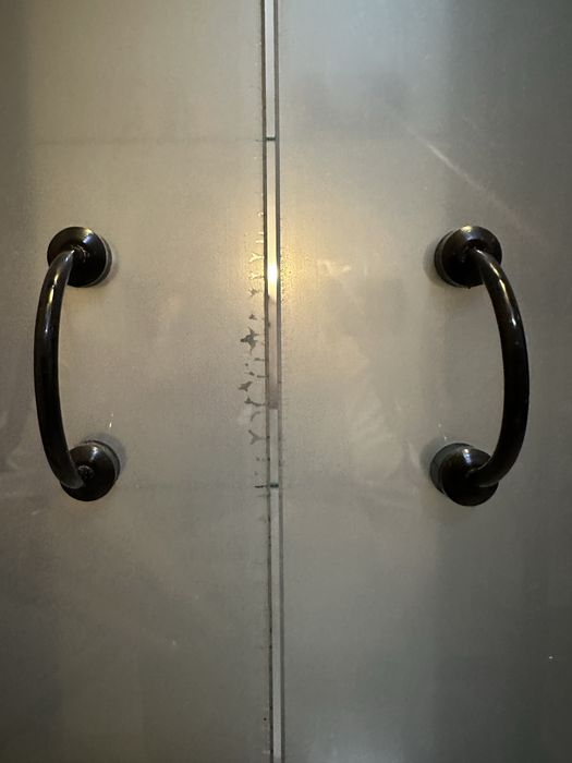 Armário com prateleiras e portas de vidro