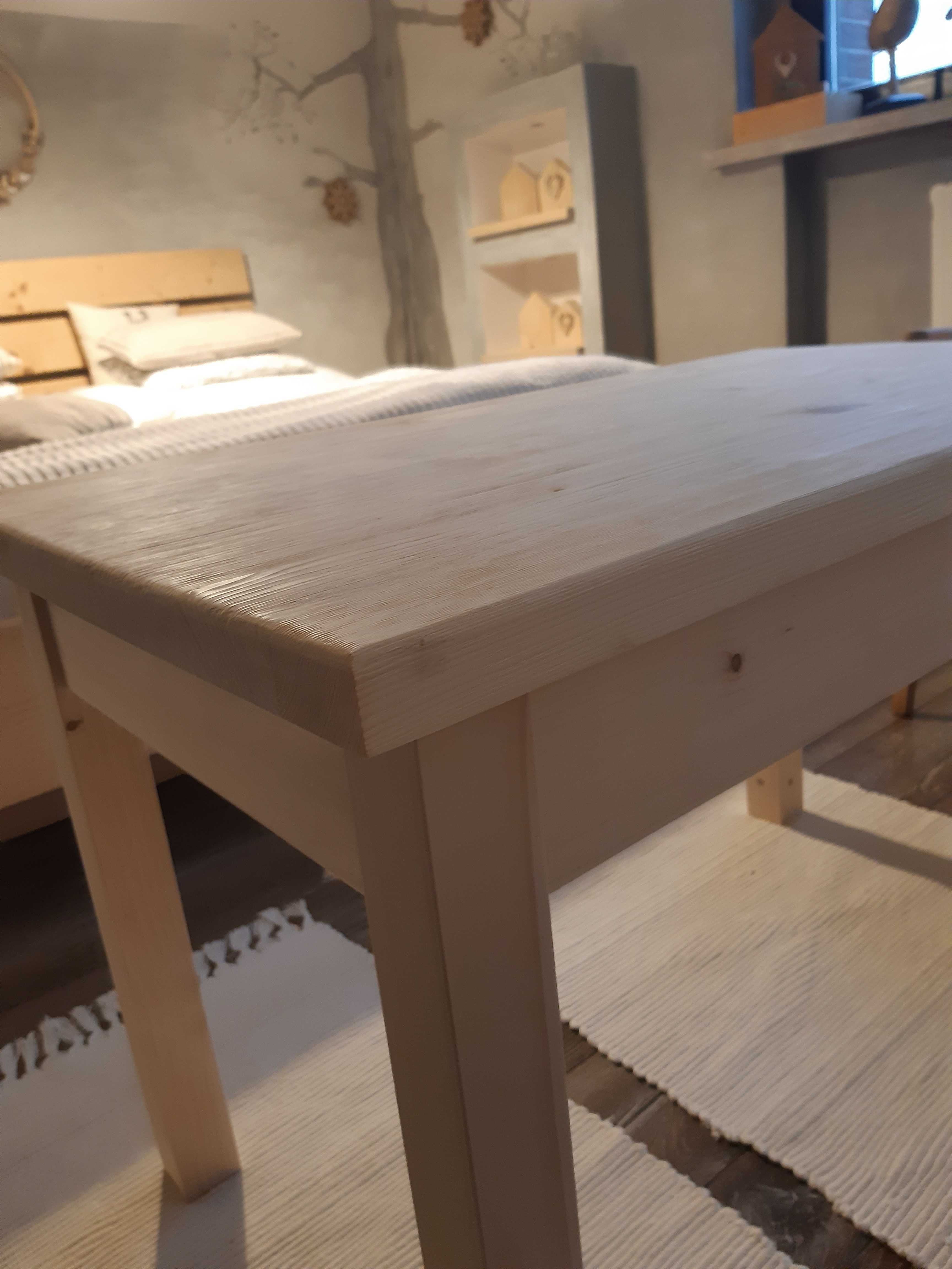 Drewniany nowy stół lub stolik kawowy