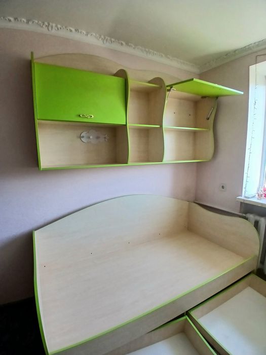 продам комплект дитячих меблів ліжко з шухлядами + тумба