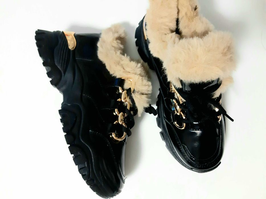 Adidasy czarne lakierowane z futerkiem 39 -24,5 cm