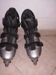 Três pares de patins