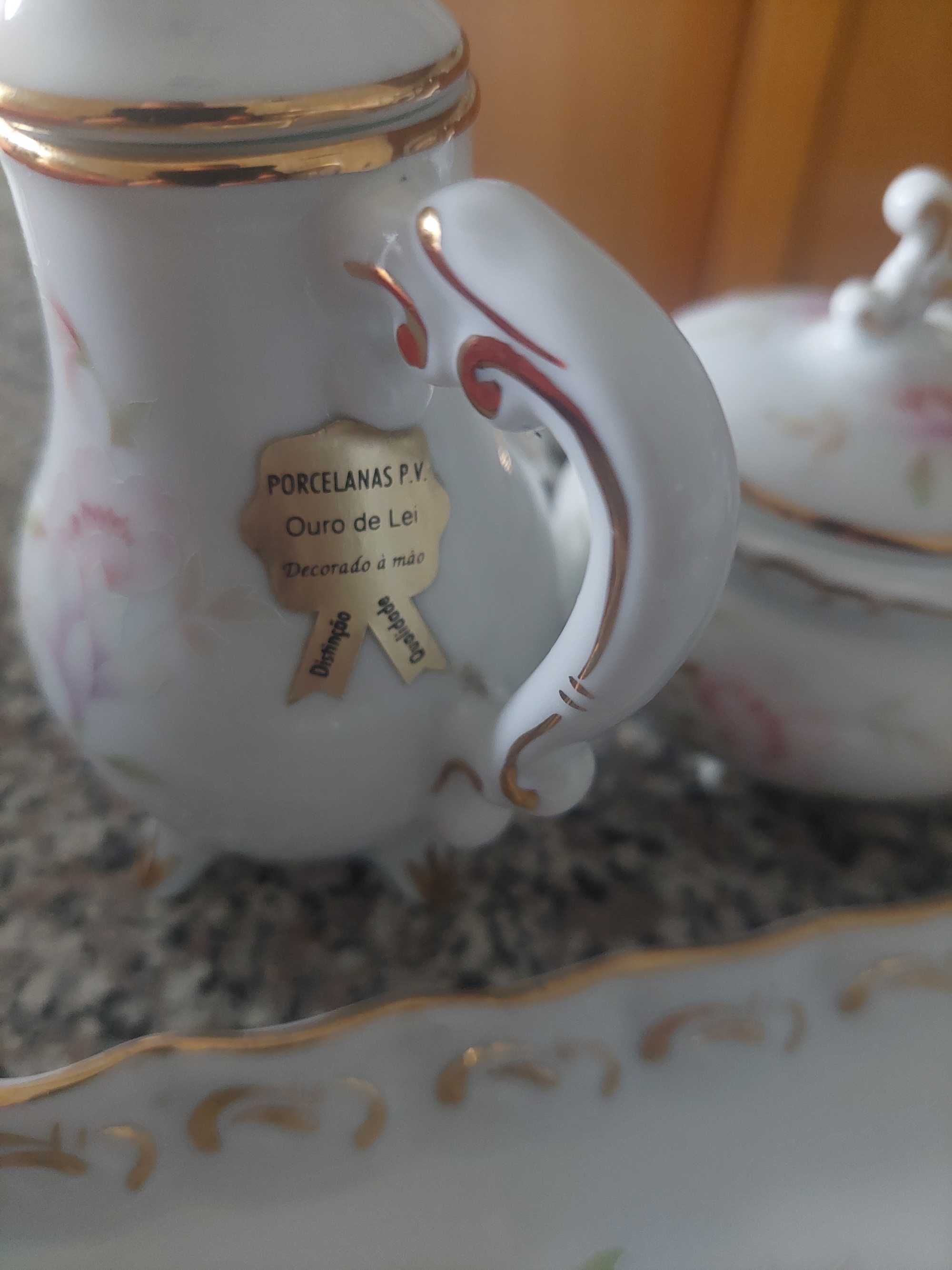 Conjunto de porcelana com ouro de Lei