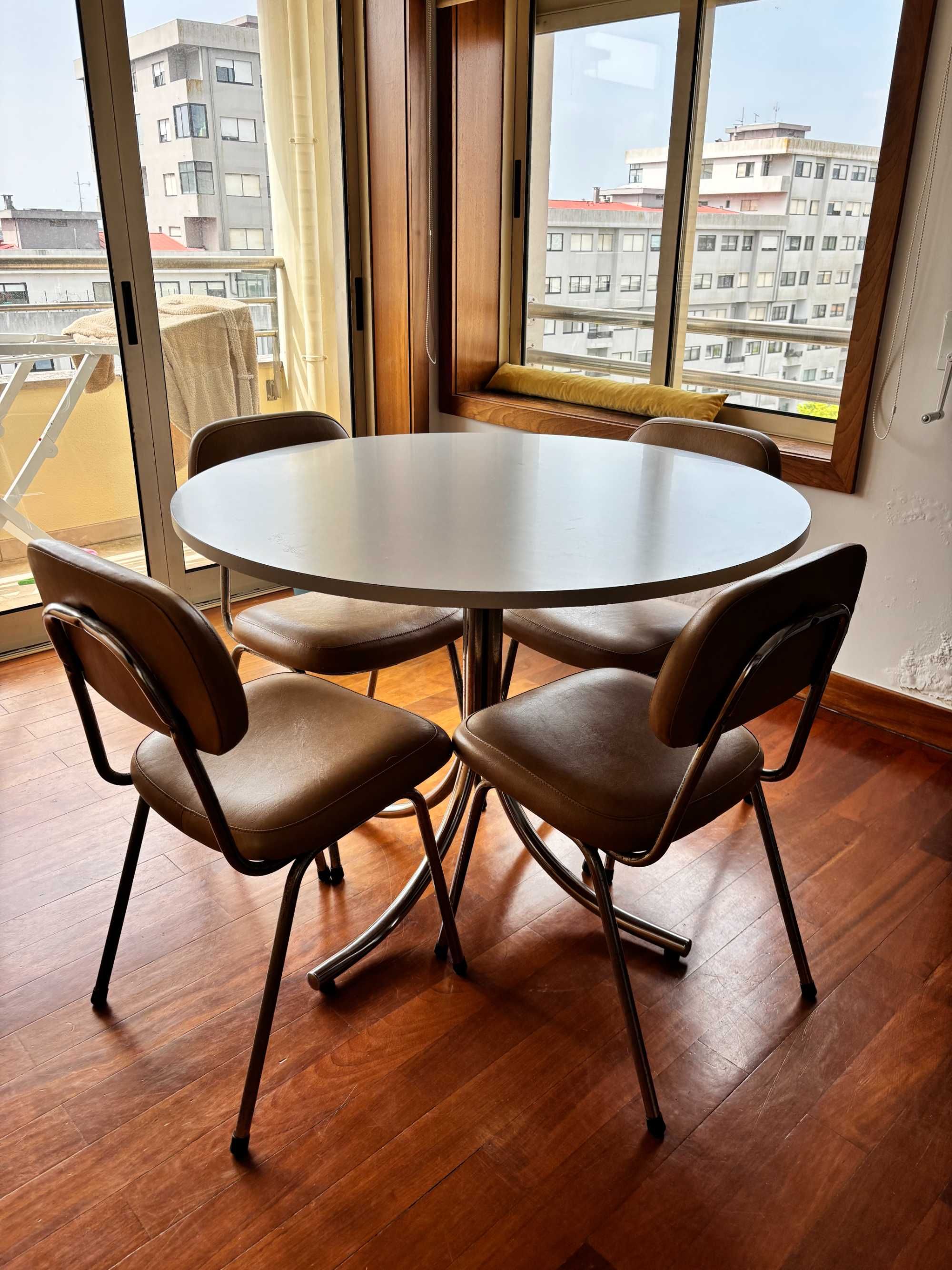 Mesa e cadeiras de jantar