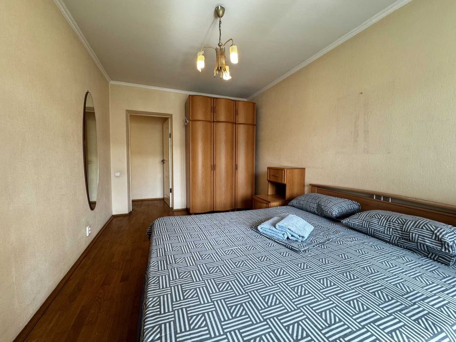 Подобова оренда 2к квартири, поруч м. Печерська (2 хвилини)