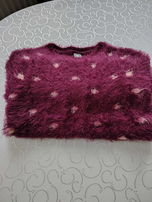 Sweterek dla dziewczynki w rozmiarze 134.