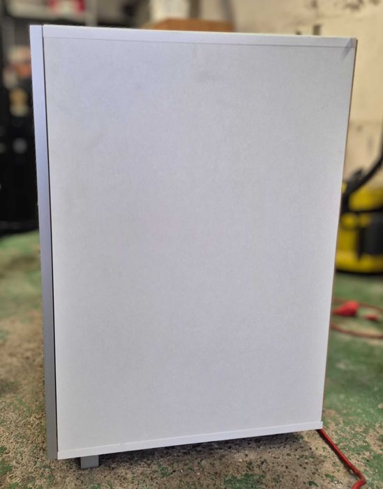 Szafka z aluminiowymi frontami