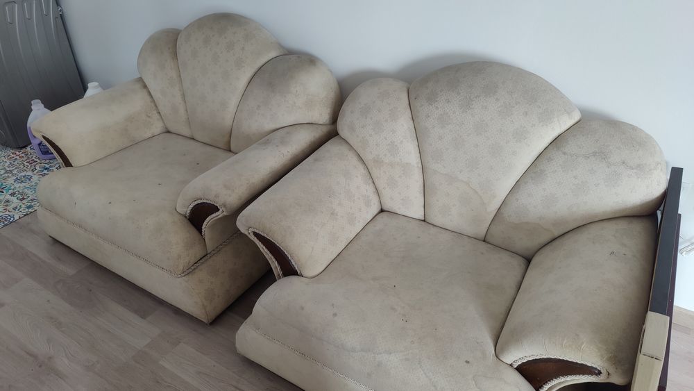 Poltronas antigas manchadas