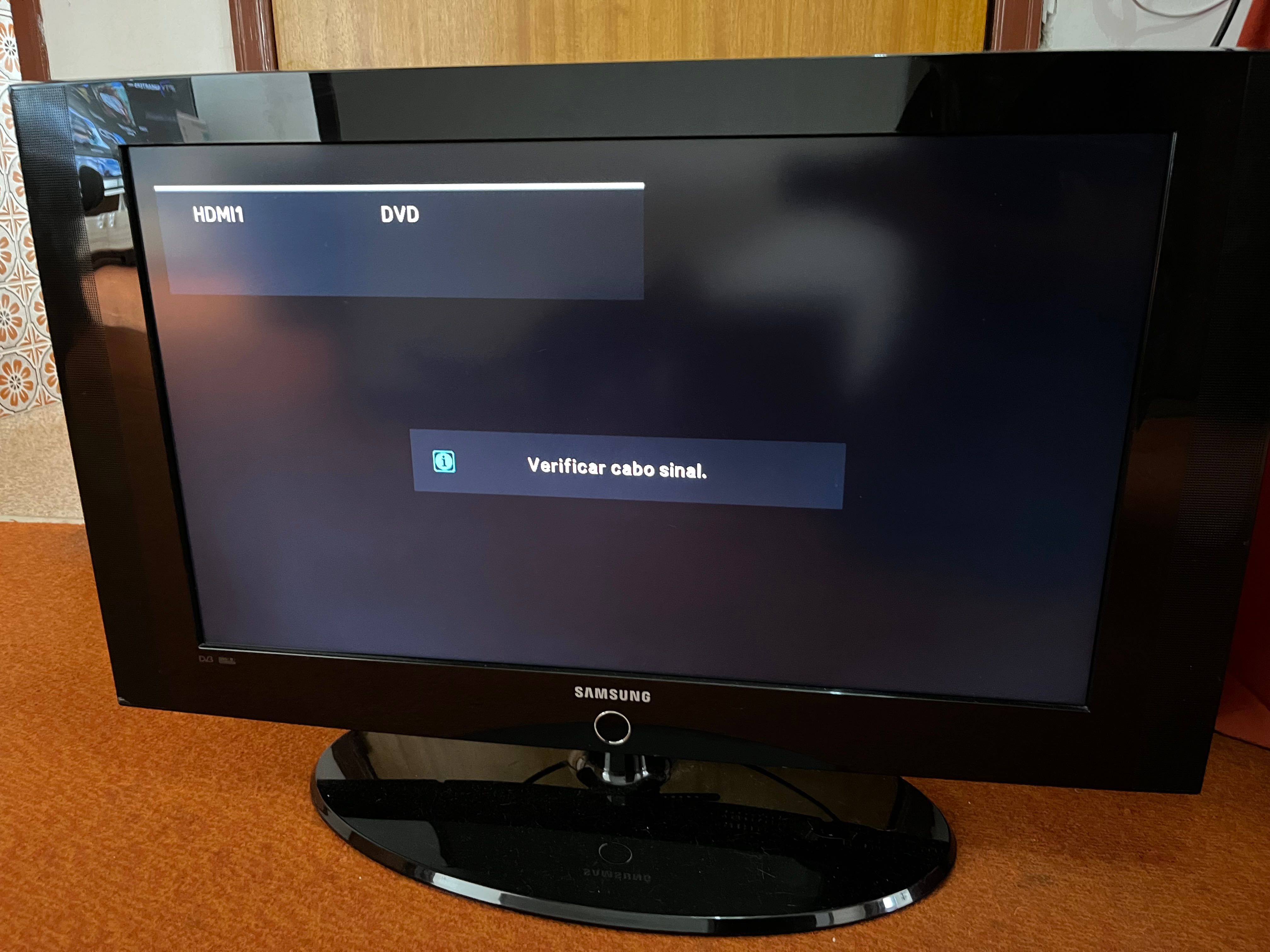 Tv, sofá, mesa com cadeiras, sofá