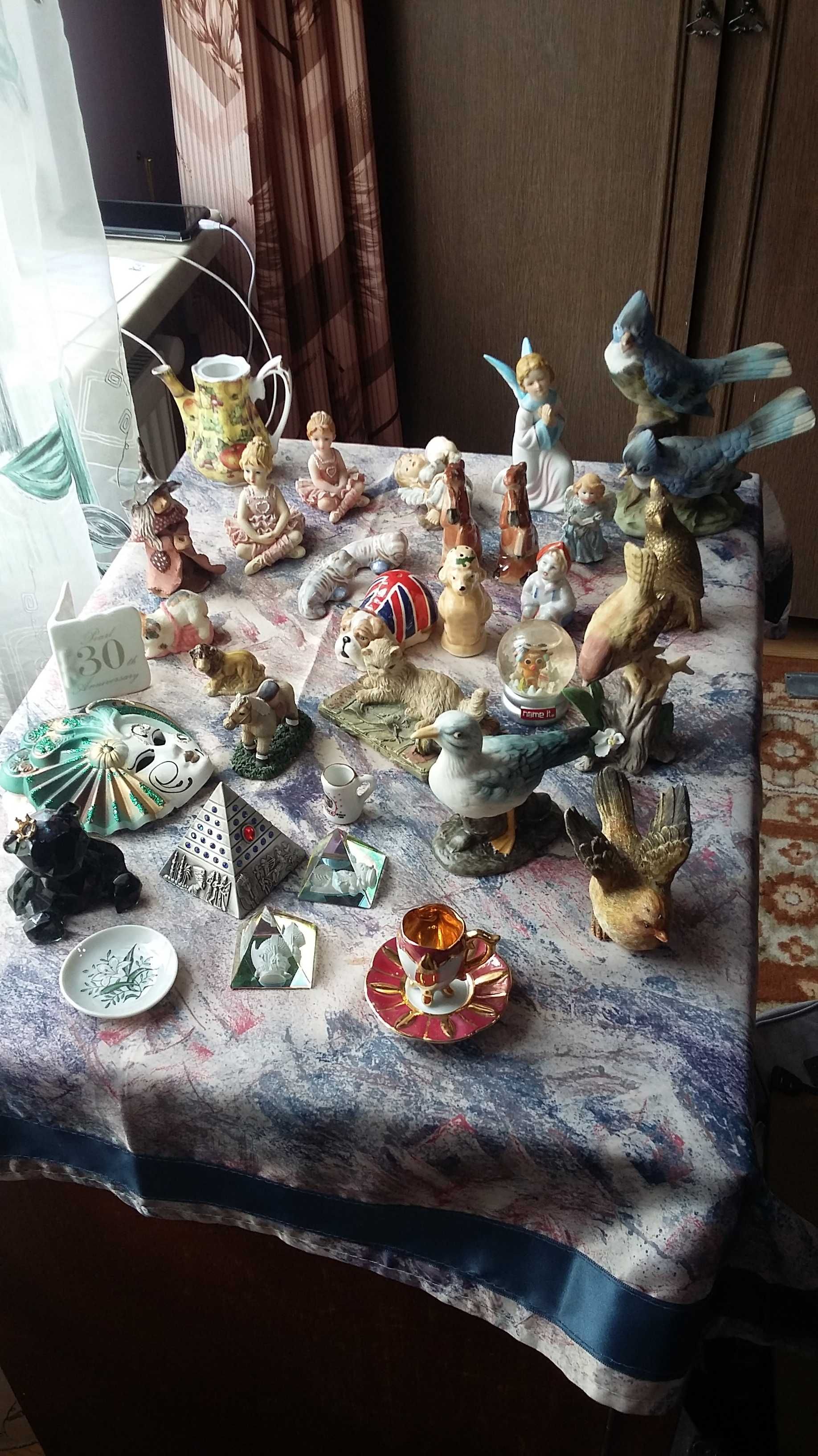 Различные сувениры из металла ,керамики и камня.