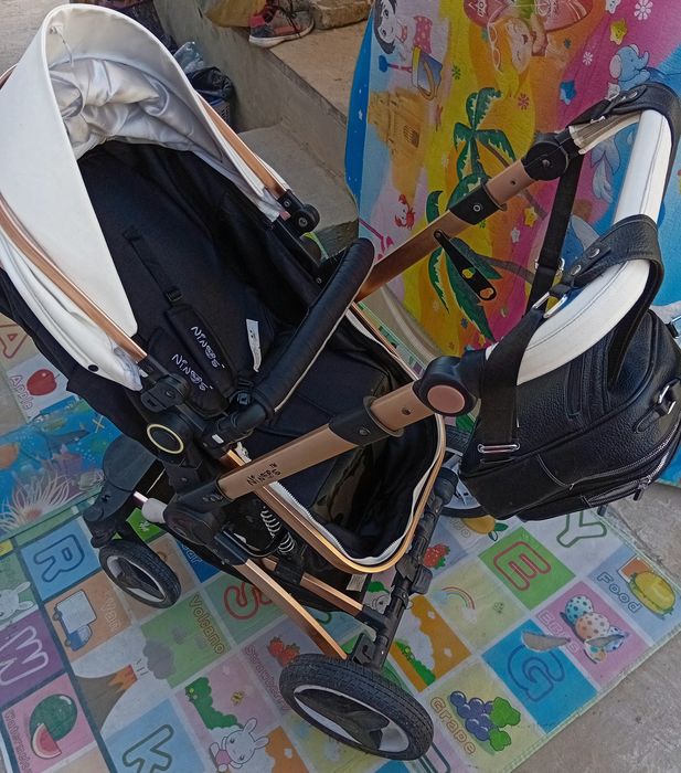 Продам детскую коляска Ninos 3 блока с автокреслом супер легкая.