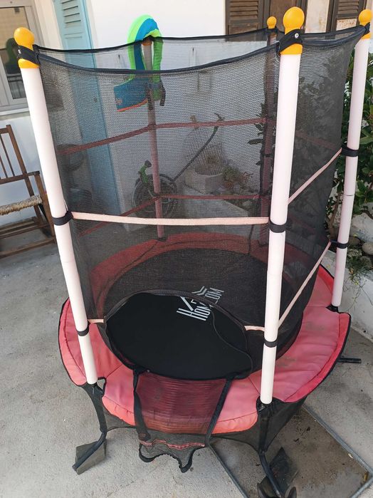 Trampolim de criança