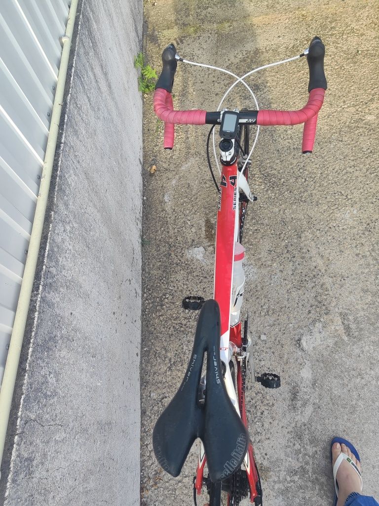 Bicicleta de ciclismo GT series 4