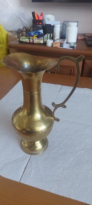 Mosiężny dzban .