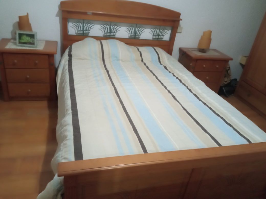 Mobilia de quarto em madeira maciça completa