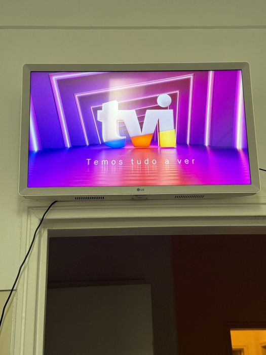 TV LG 24TQ510S (LED - 24'' - 61 cm - Smart Tv) como nova