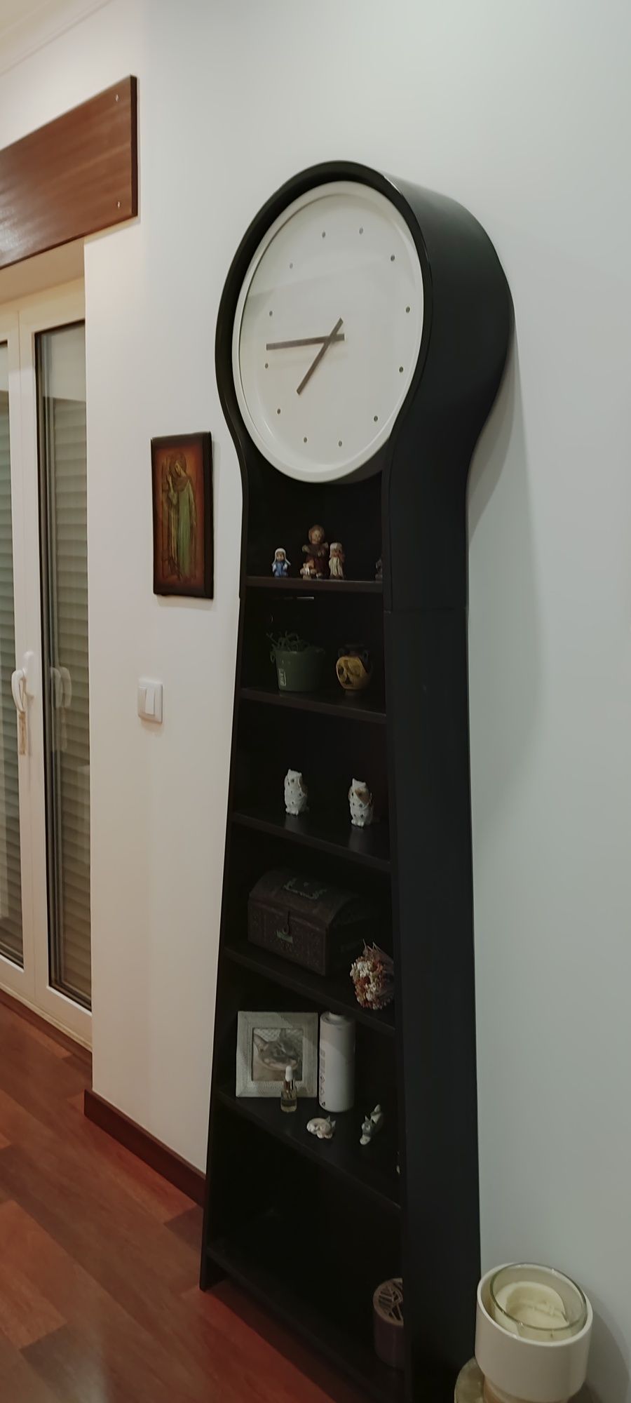 Estante com relogio