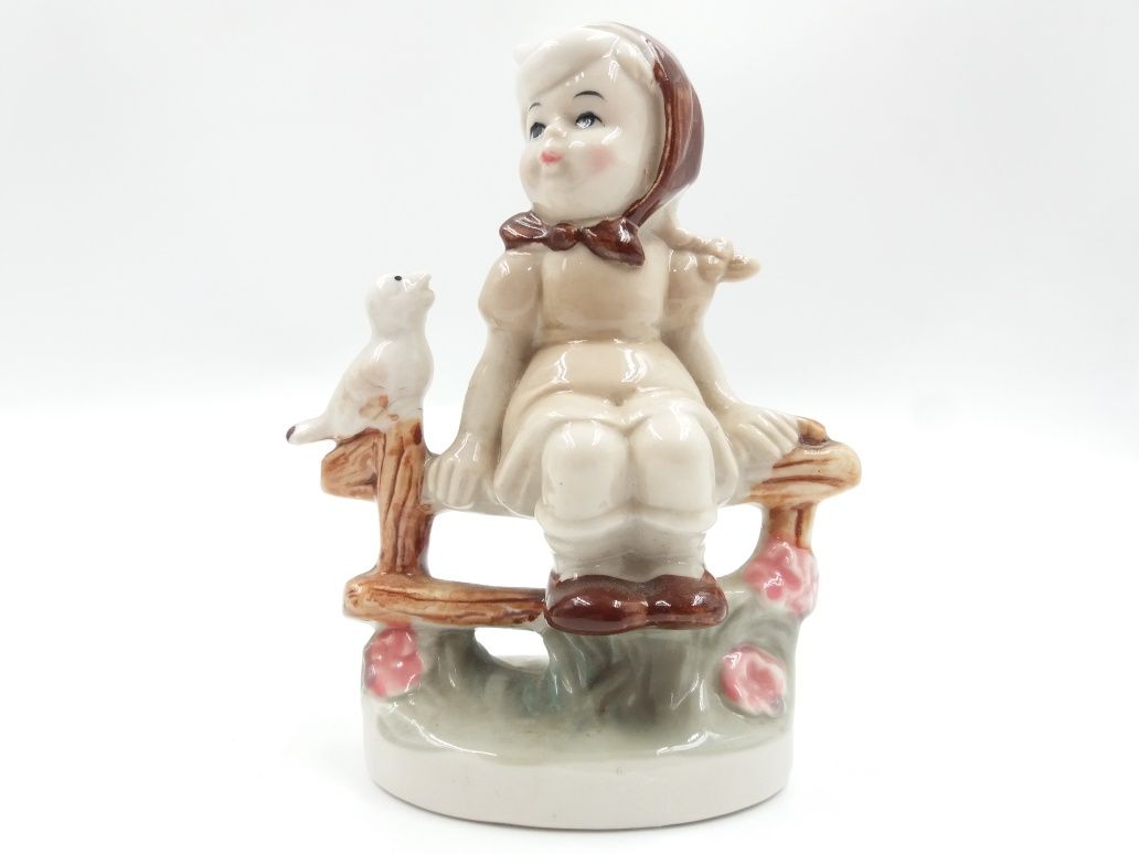 Śliczna porcelanowa figurka dziewczynka na ławce