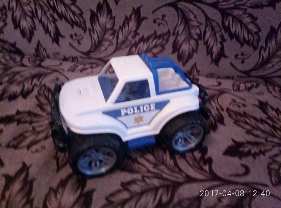 Продам новую игрушечную машинку полицейскую