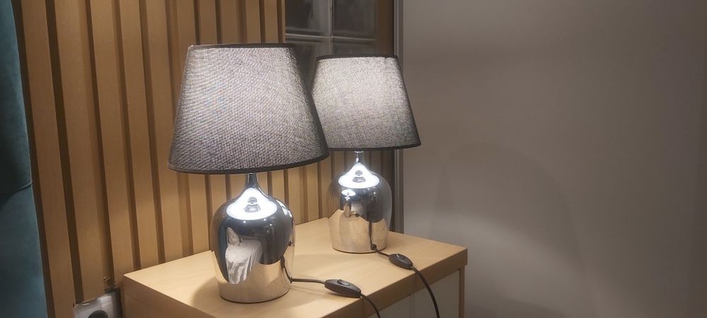 Candeeiros de cor preta e cinza