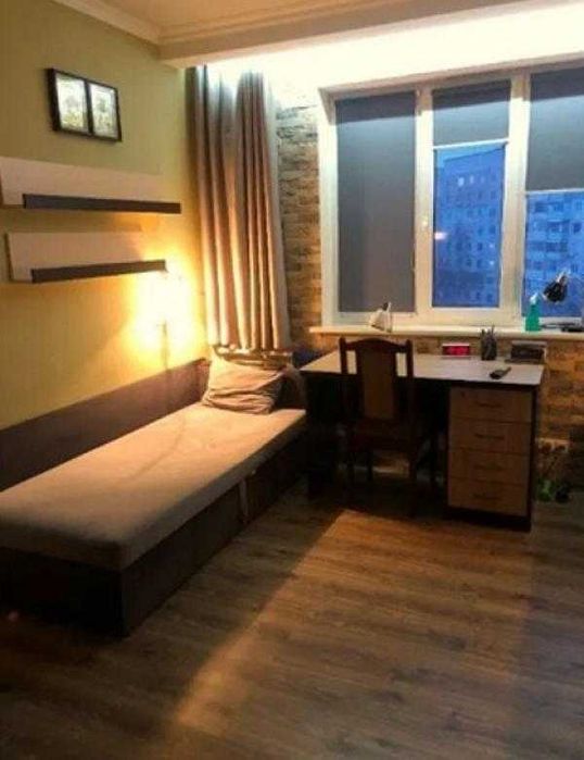 Продам 4 к. кв поруч з метро Гагаріна