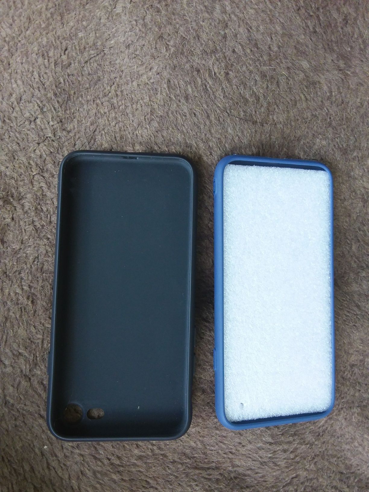 Продам два новых силиконовых чехла на айфон 8 черного и синего цвета