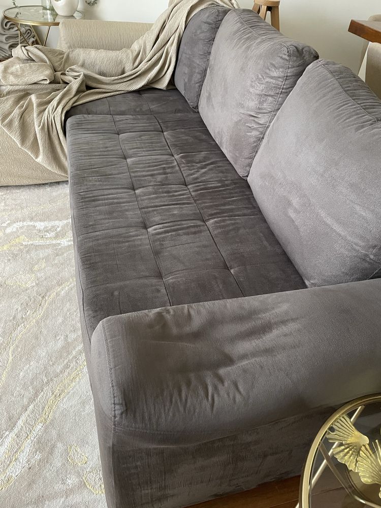 Sofá cinzento com chaise longue, com capa beige