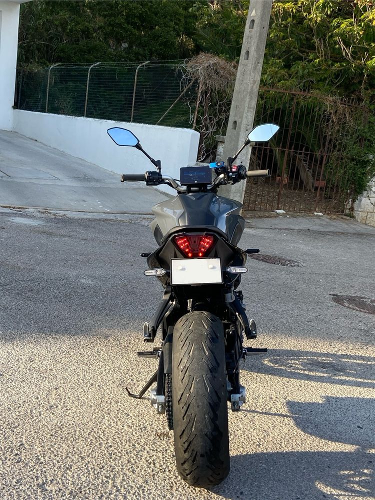 Yamaha MT-07 35kw 2023 deslimitada Akrapovic