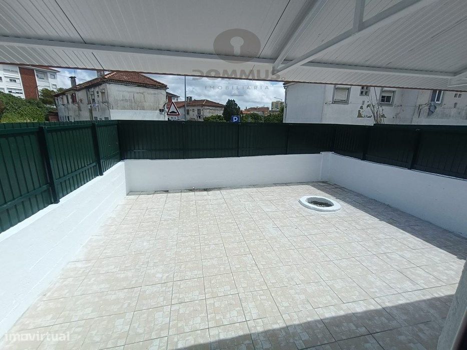 Apartamento T2 Remodelado com Terraço na Pontinha — Pontinha E Famões, Lisboa