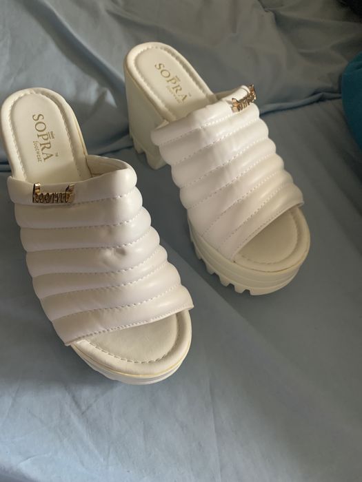 Шлепанцы на каблуке и подошве