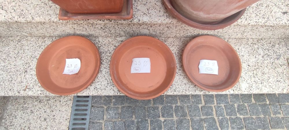 Vasos e pratos de barro
