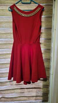 Czerwona sukienka ze złotym łańcuchem