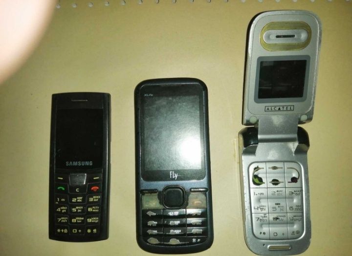 Продам телефони.
