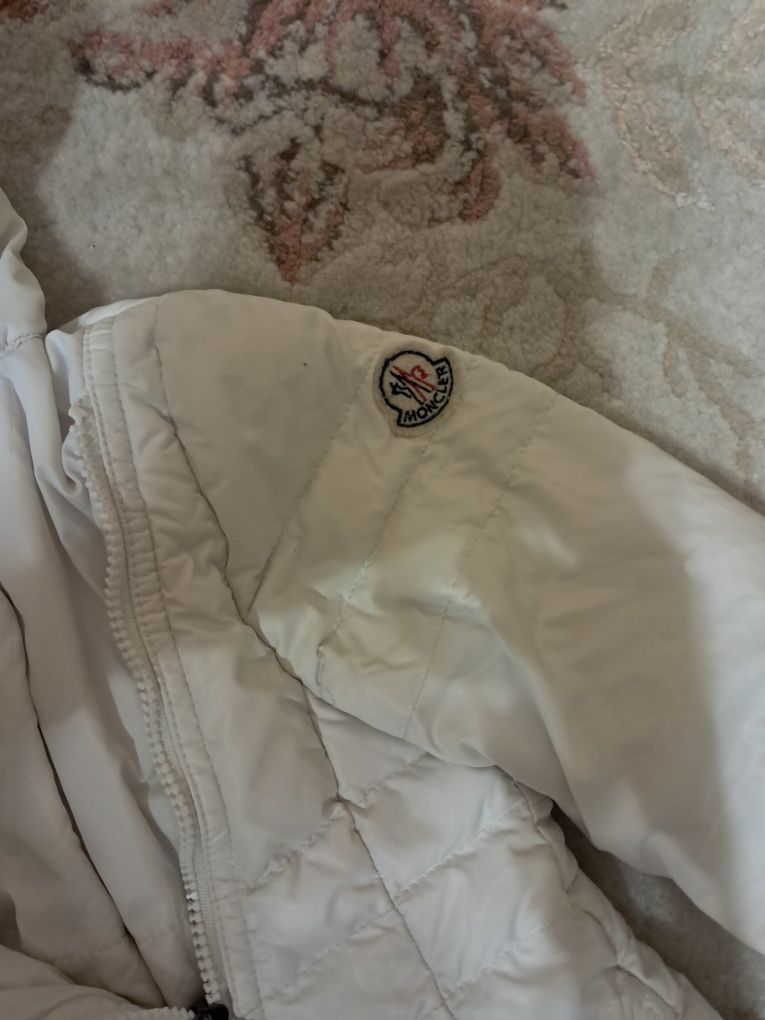 Дитячий пуховик фірми Moncler