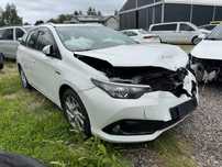 Toyota Auris 2015 ROK !!!1.8 HSD 136KM Lifting Uszkodzona Pali i jeździ!