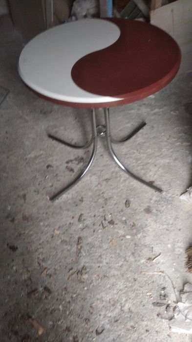 Продам стіл в гарному стані 75см в діаметрі7t по висоті,зі штучного ка