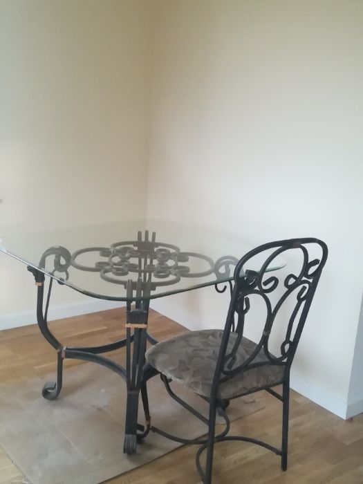 Piękny stół i 4 krzesła
