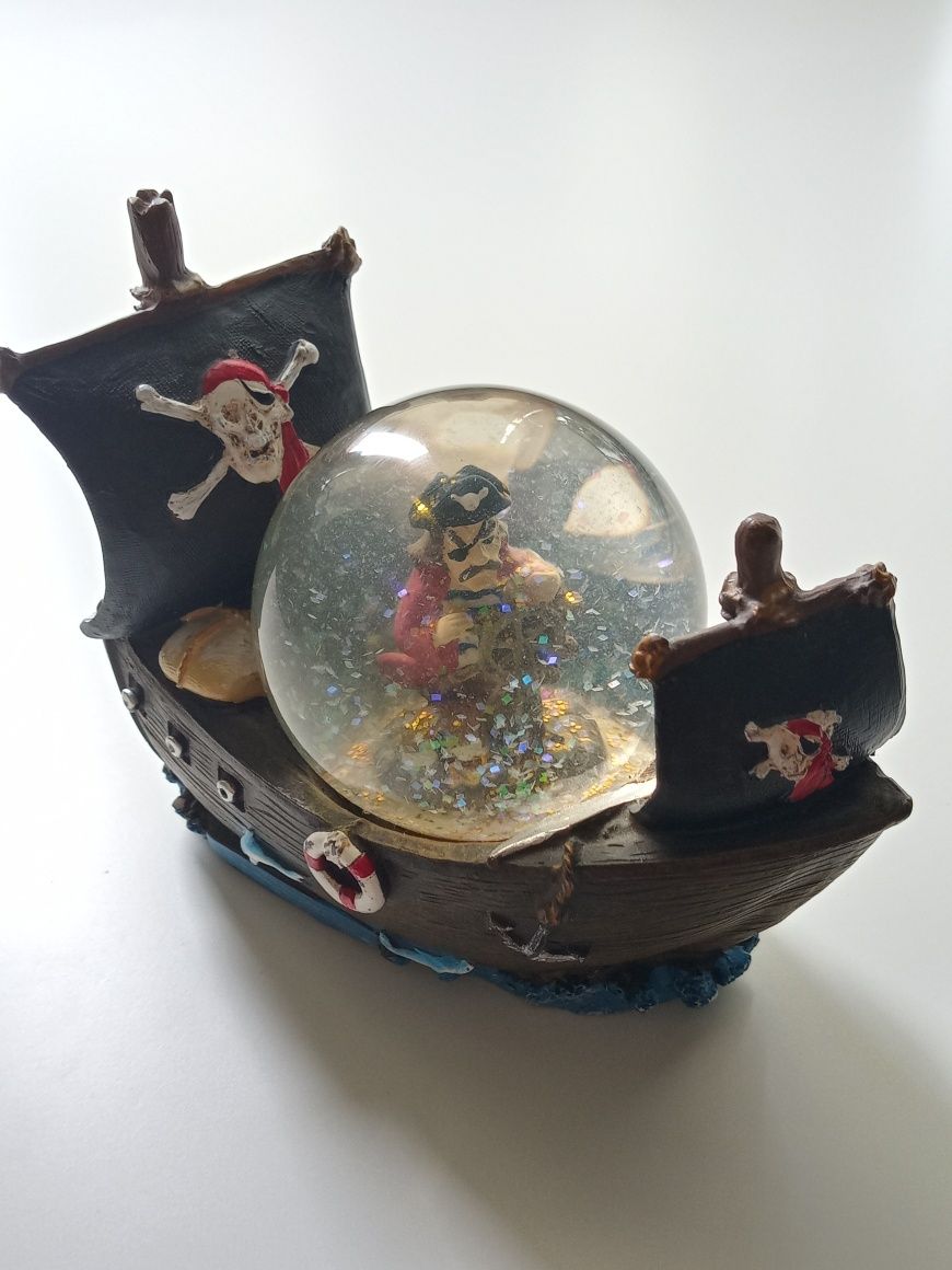 Statek ze szklaną kulką i piratem