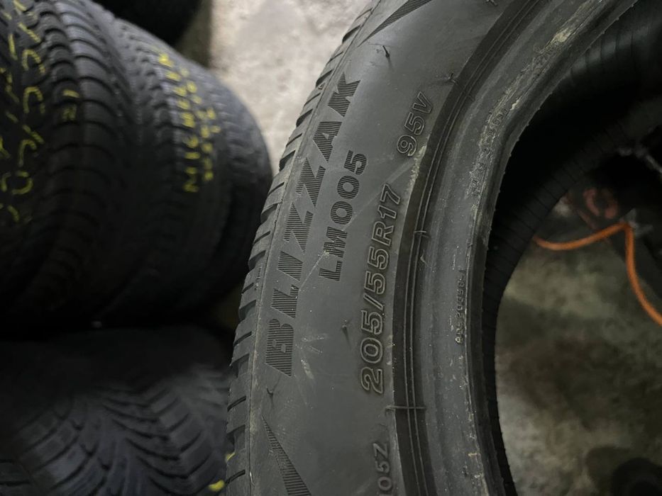 Автошини зимові 23 рік BRIDGESTONE 205/55/17 (2шт)Гума,Скати, Шини)