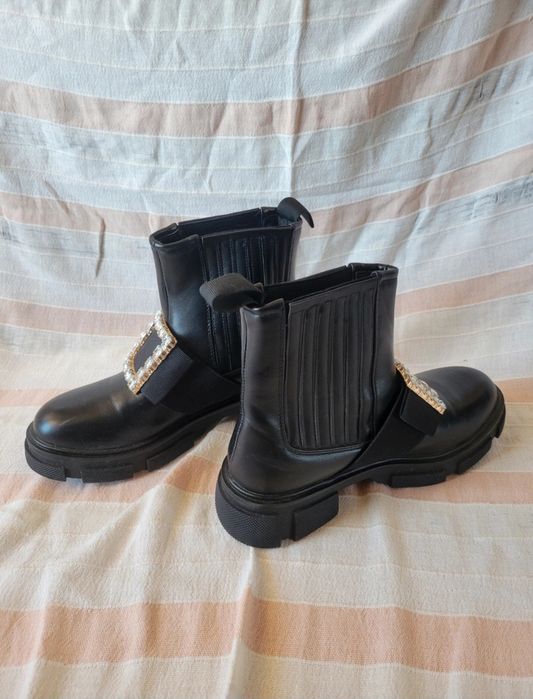 Botas pretas c/detalhe 39