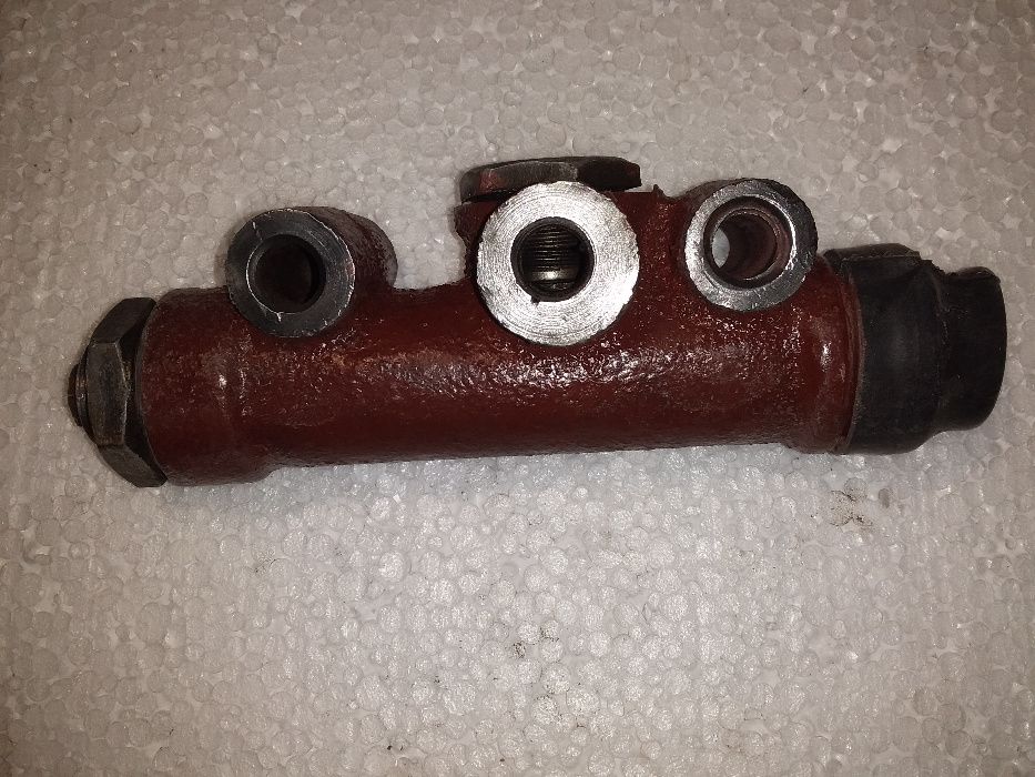 Продам  главный и рабочий тормозные цилиндры Москвич-402,407 и помпу.