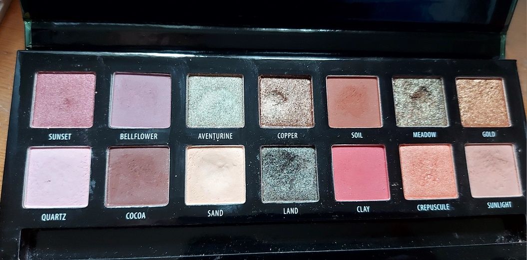 Cienie Douglas Earthy Nudes + Paese Military Vibes - jesienne kolory
