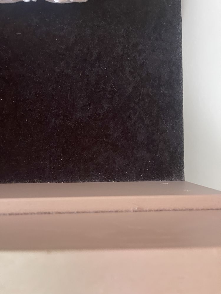 Cama de casal cinza e branco com 2 mesinhas de cabeceira. Boa qualidad