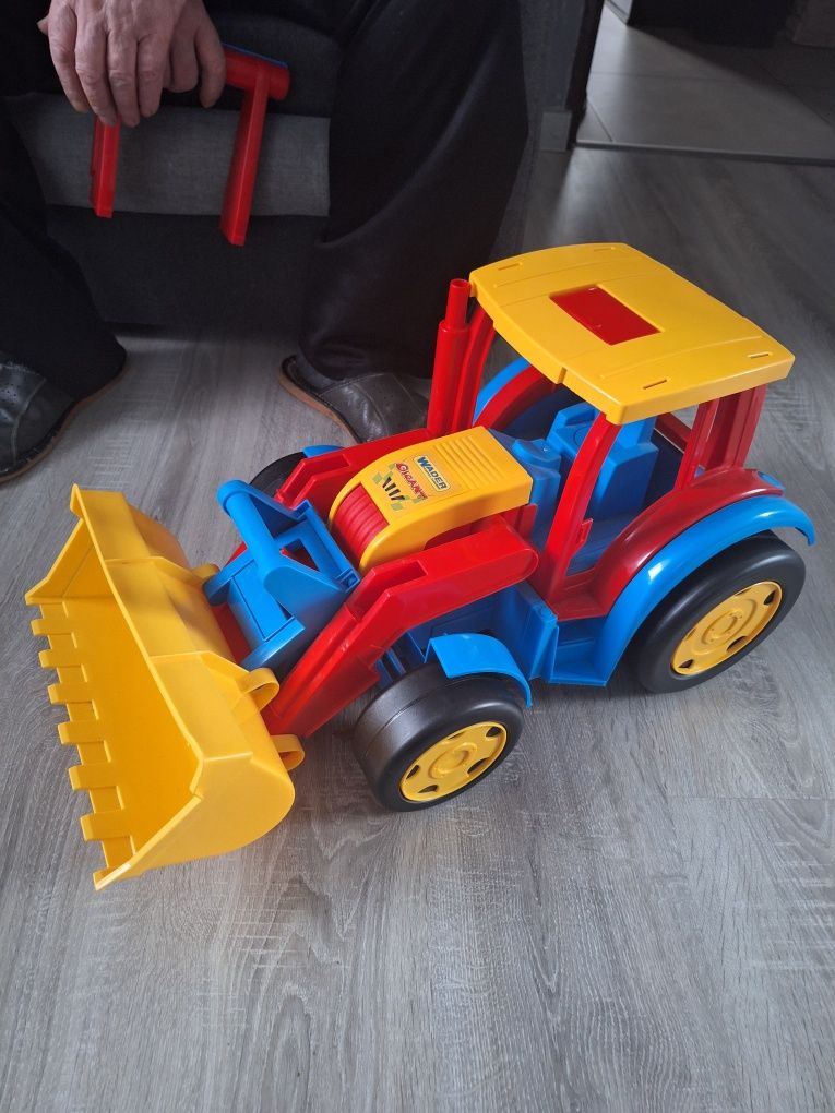 Masywny duży traktor o długości 60 cm WADER
