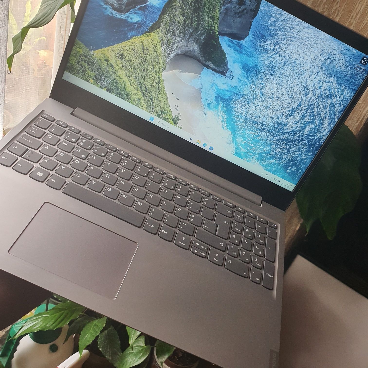 Portátil Lenovo 2,4 a 3,3 Ghz gráfica 2 Gb dedicada bom estado