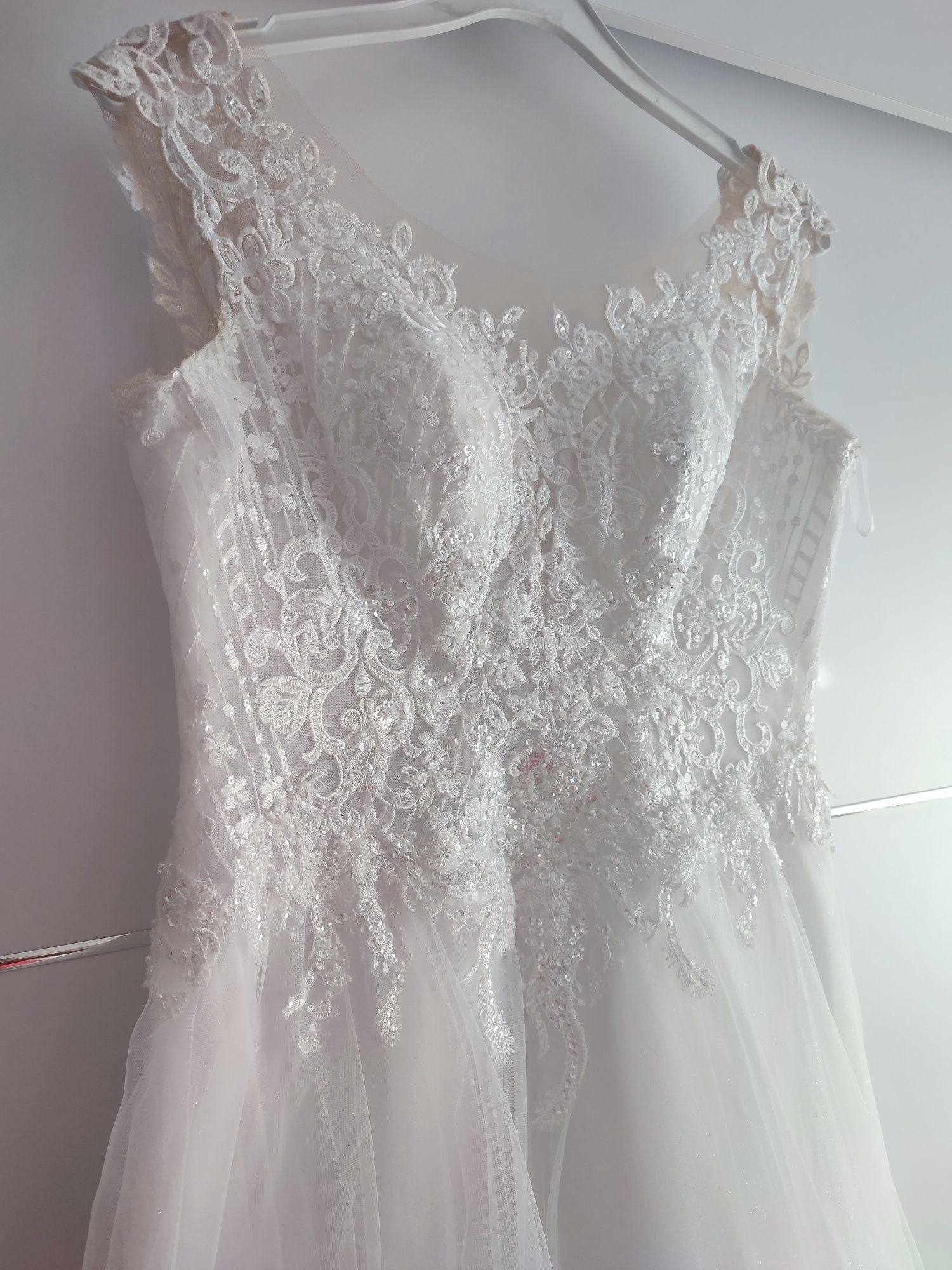 Suknia ślubna śnieżno-biała