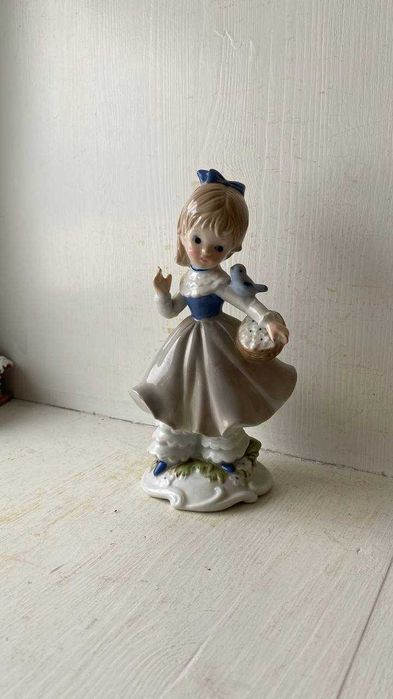 Фарфоровая статуэтка Девочка с корзинкой и птичкой