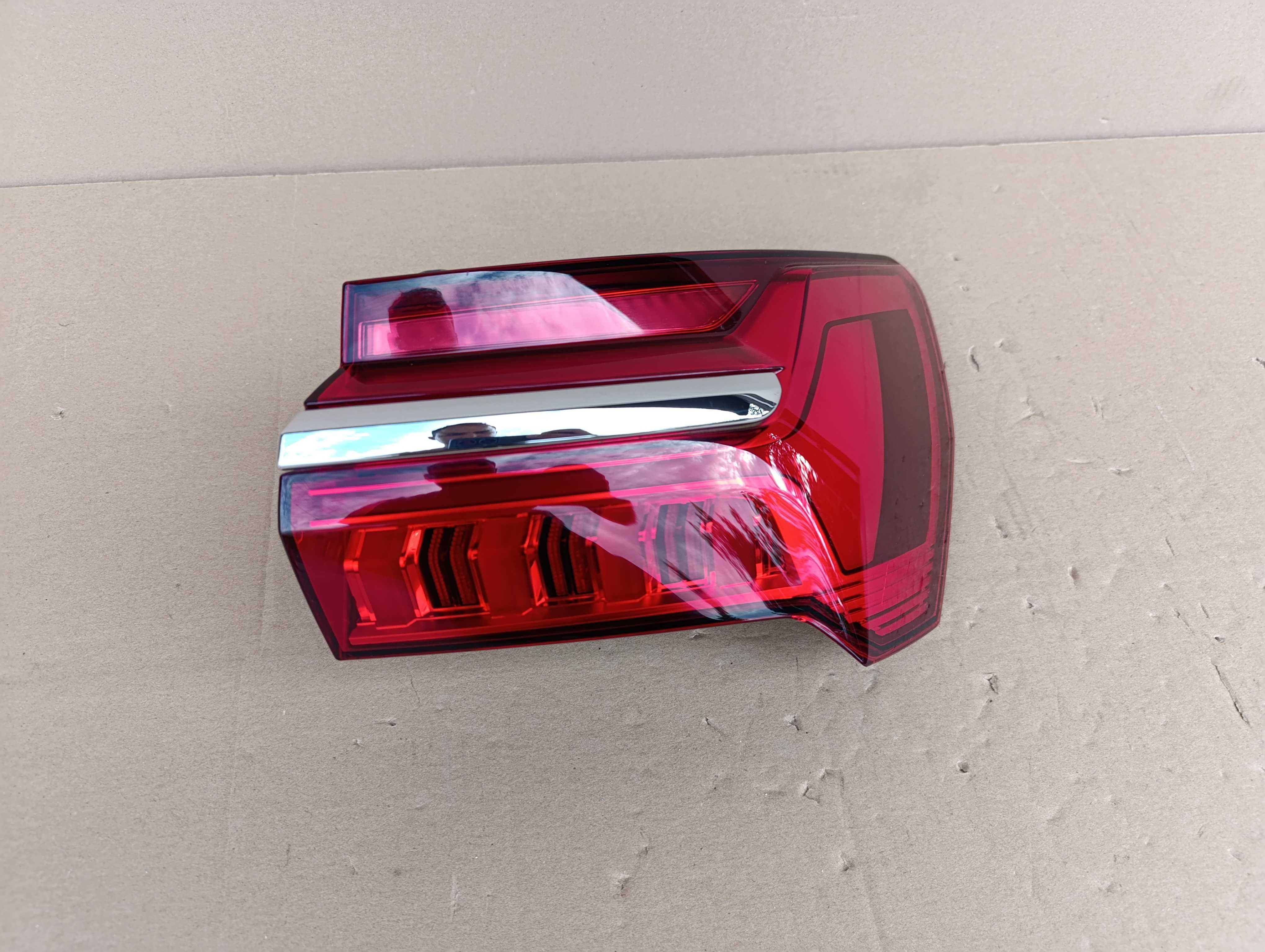 Audi A6 C8 sedan lampa zespolona prawa tył w błotnik matrix idealna